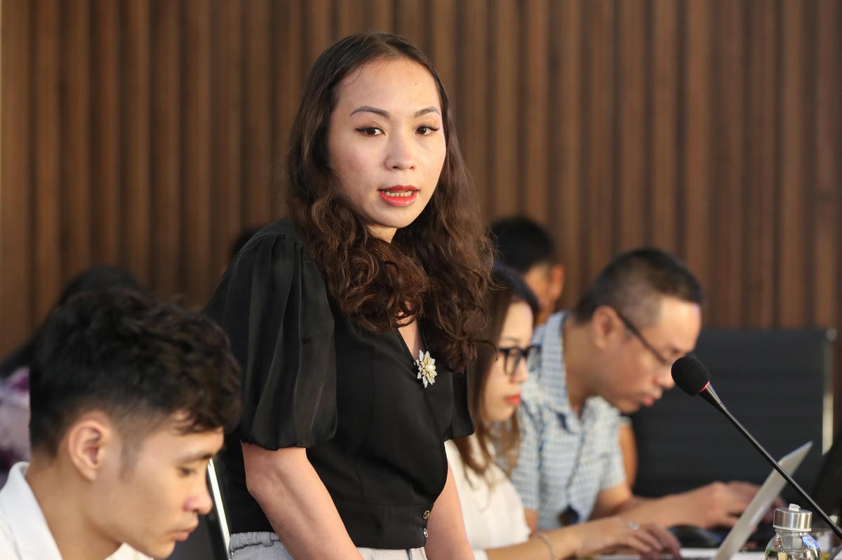 Nhà báo Thu Hà - Báo Điện tử Đảng Cộng sản chia sẻ tại buổi gặp mặt báo chí. Ảnh: Quang Vinh.