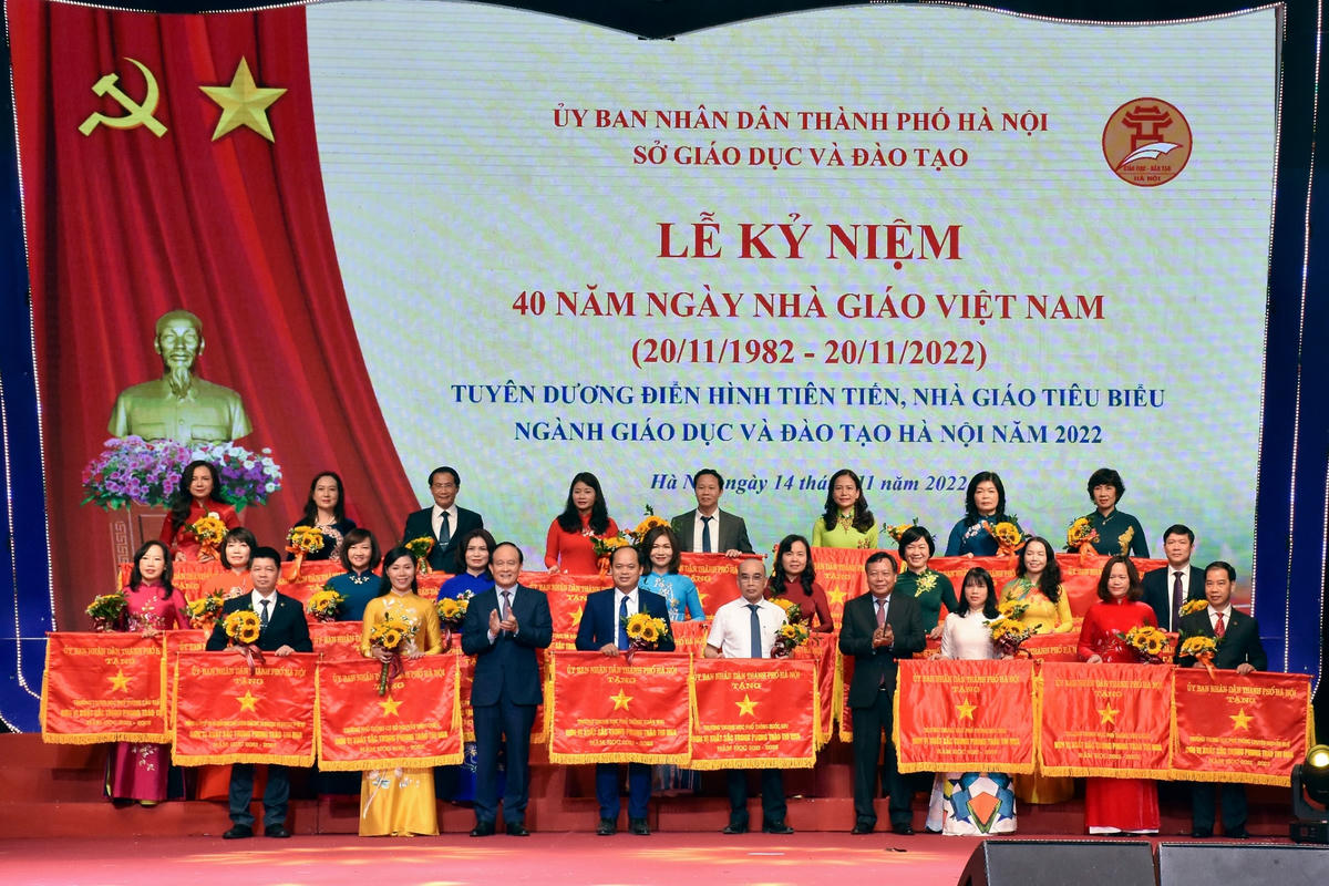 Ban tổ chức trao Cờ thi đua xuất sắc của Thành phố cho các tập thể có thành tích xuất sắc trong năm học 2021-2022.