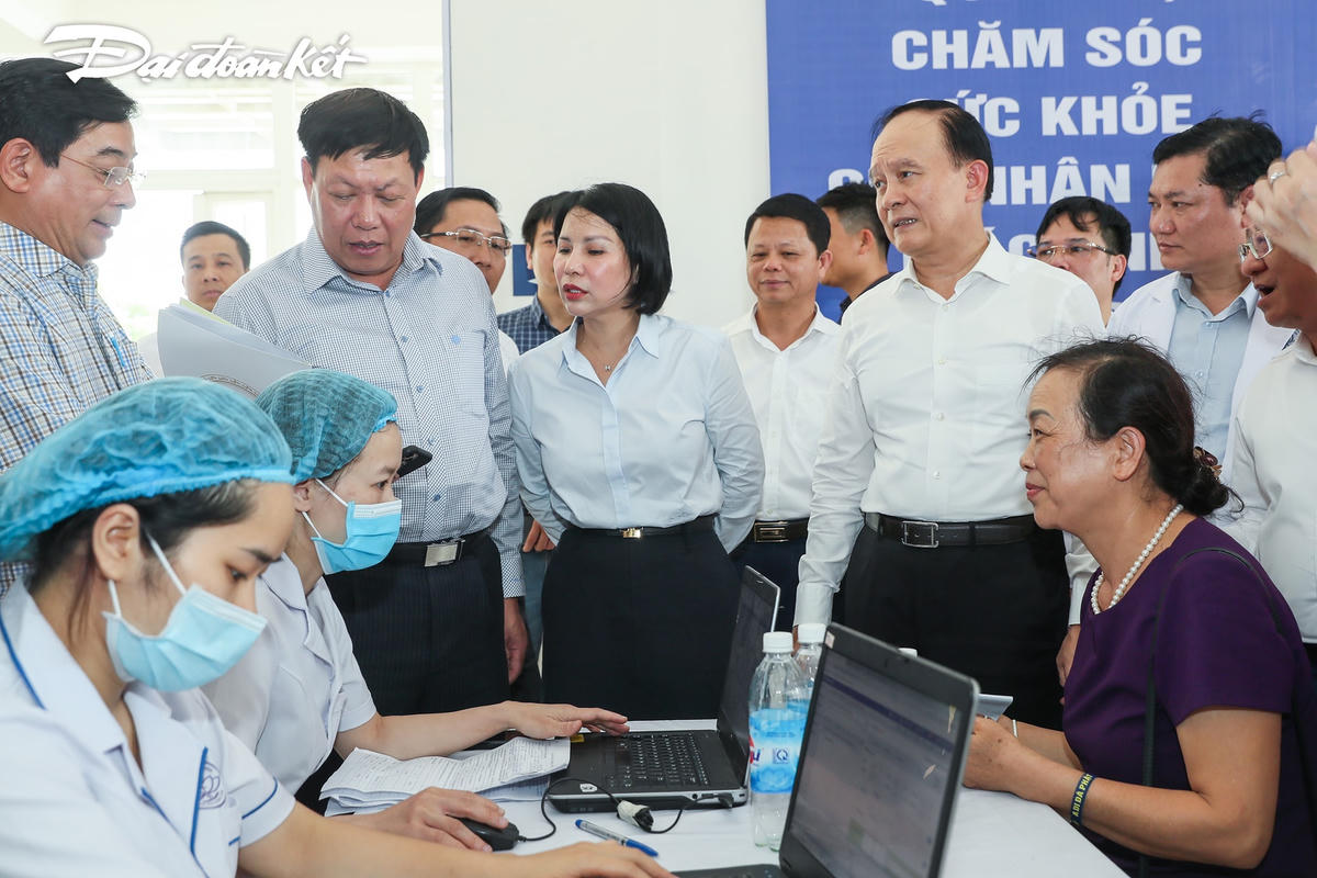 Thứ trưởng Bộ Y tế Đỗ Xuân Tuyên cùng đại diện các ban, ngành kiểm tra công tác chăm lo khám sức khoẻ cho nhân dân.