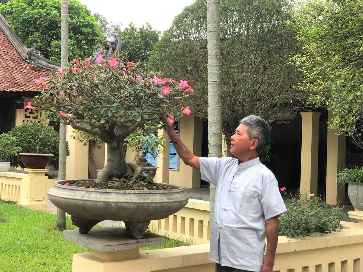 Ông Trinh - người trông coi đình làng Vẽ, mong muốn giữ gìn được những di tích và sự cổ kính của ngôi làng.