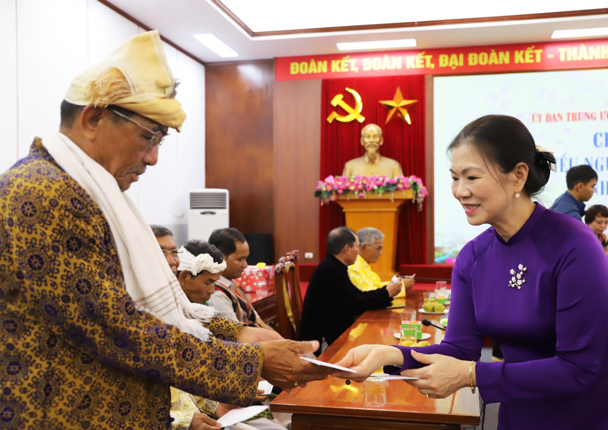 Phó Chủ tịch Trương Thị Ngọc Ánh tặng quà cho người có uy tín tiêu biểu tỉnh Ninh Thuận.
