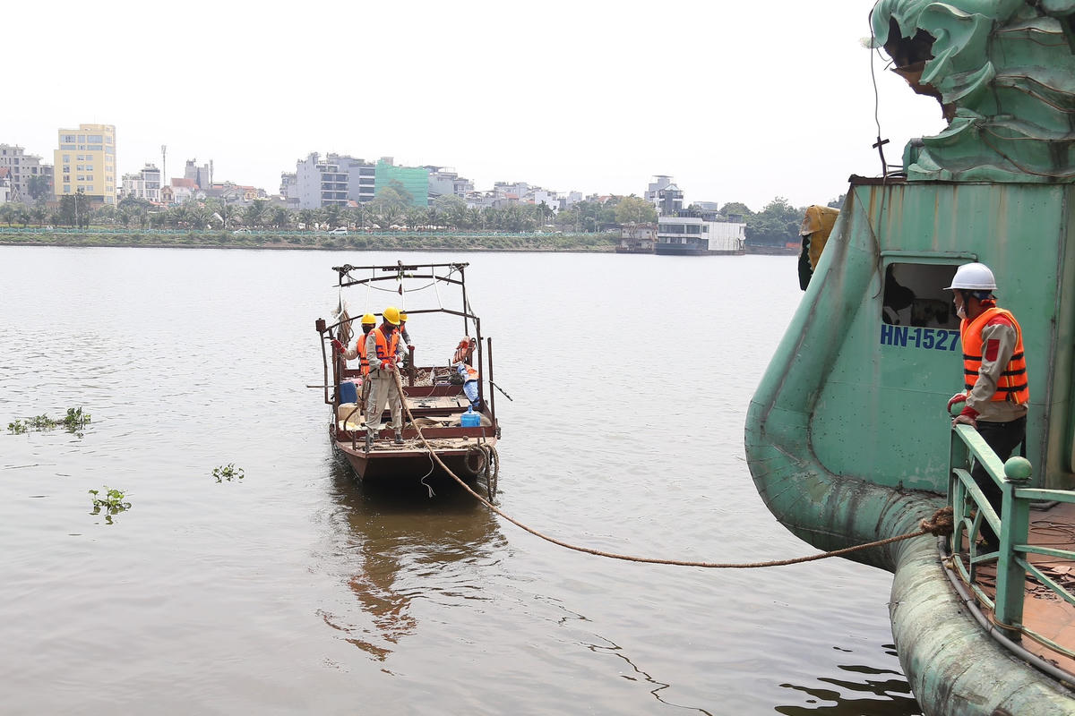 Theo ghi nhận của PV Báo Đại Đoàn Kết, tại khu vực hồ Đầm Bảy hiện vẫn còn 4 phương tiện có kích thước và tải trọng bản thân lớn (3 tàu, 1 sàn) của 2 doanh nghiệp chưa chấp hành di dời ra khỏi hồ Tây. Trong đó, Công ty CP Nhà nổi Hồ Tây có 2 phương tiện (tàu Nàng tiên cá 1 – Taboo, tàu Nàng tiên cá 2); Công ty CP Sông Potomac có 2 phương tiện (bến cập du thuyền – sàn bị chìm, tàu Potomac).