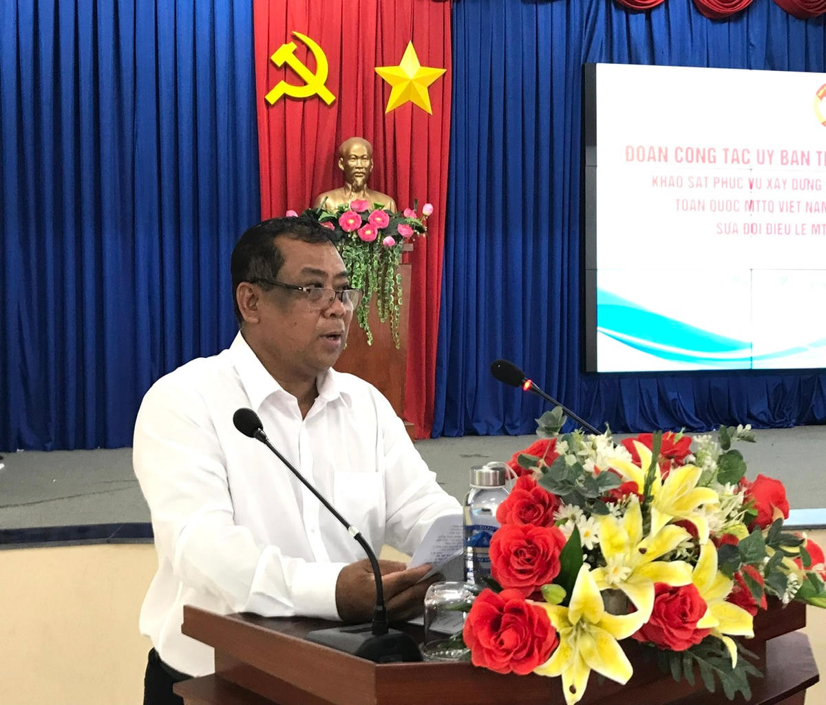 Ông Huỳnh Văn Thanh, Trưởng Ban Dân vận Thành ủy, Chủ tịch Ủy ban MTTQ Việt Nam TP Thủ Dầu Một báo cáo với đoàn công tác về những hoạt động của hệ thống Mặt trận thành phố.