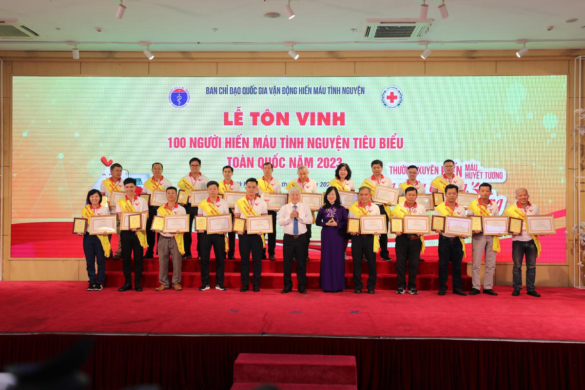 Chủ tịch Đỗ Văn Chiến và Bộ trưởng Bộ Y tế Đào Hồng Lan trao Bằng khen cho những người hiến máu tình nguyện tiêu biểu năm 2023.