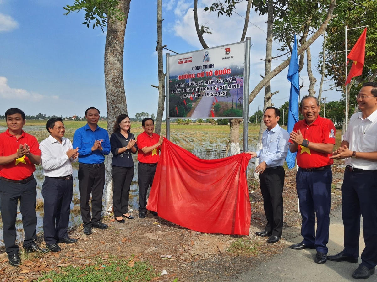 Ông Trương Hoà Bình, nguyên Phó Thủ tướng thường trực Chính phủ cùng lãnh đạo tỉnh Bạc Liêu, lãnh đạo Báo Người lao động thực hiện nghi thức khánh thành "Đường cờ Tổ quốc " tại xã Châu Thới, huyện Vĩnh Lợi, tỉnh Bạc Liêu dài 9 km.