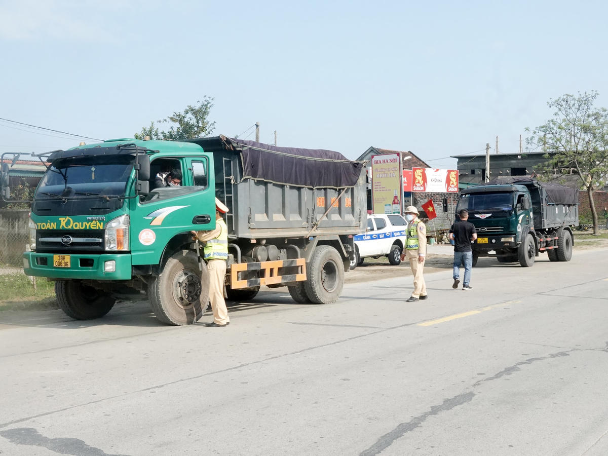 Phòng CSGT, Công an tỉnh Hà Tĩnh giải quyết triệt để tình trạng xe ô tô chở hàng hoá quá khổ, quá tải.