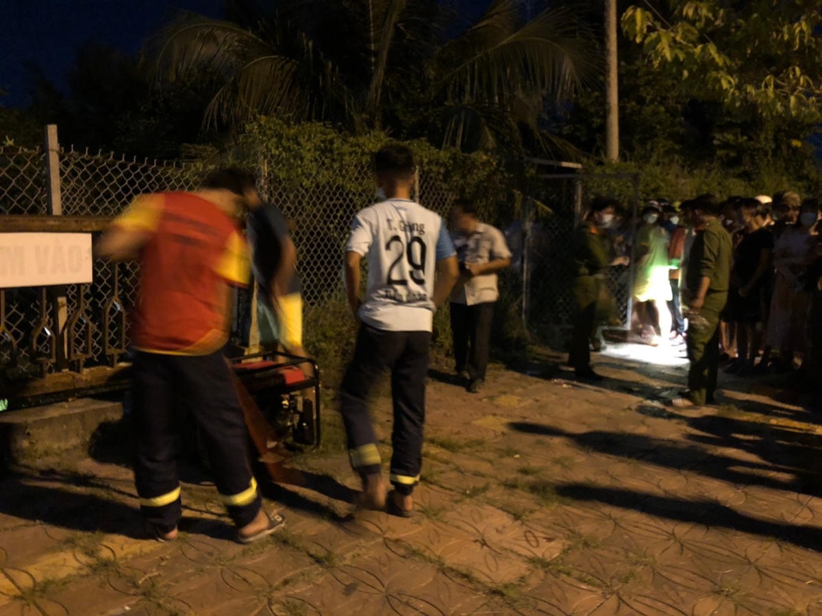 Lực lượng chức năng triển khai phương án cứ hộ, tiếp cận miệng cống nơi anh N. chui qa để giăng lưới.