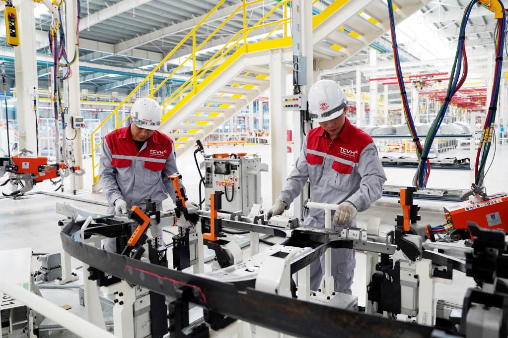Các chuyên gia căn chỉnh, vận hành thử nghiệm thiết bị nhà máy sản xuất ô tô Thành Công Việt Hưng (KCN Việt Hưng, TP Hạ Long). Đây là nhà máy sản xuất ô tô đầu tiên ở Quảng Ninh. Ảnh: Đỗ Phương.