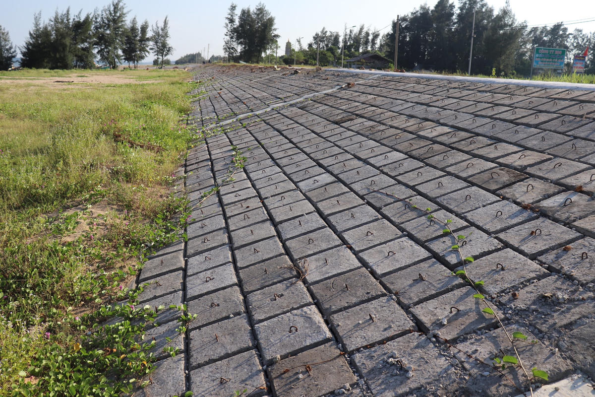 Sau 6 năm trôi qua, do thiếu vốn, UBND tỉnh Thanh Hóa đã chấp thuận chỉ thực hiện dự án tới điểm dừng kỹ thuật với tổng vốn trên 41 tỷ đồng (hoàn toàn là vốn Trung ương) và chỉ thực hiện kè được 1,4 km (đạt 43% so với kế hoạch ban đầu).