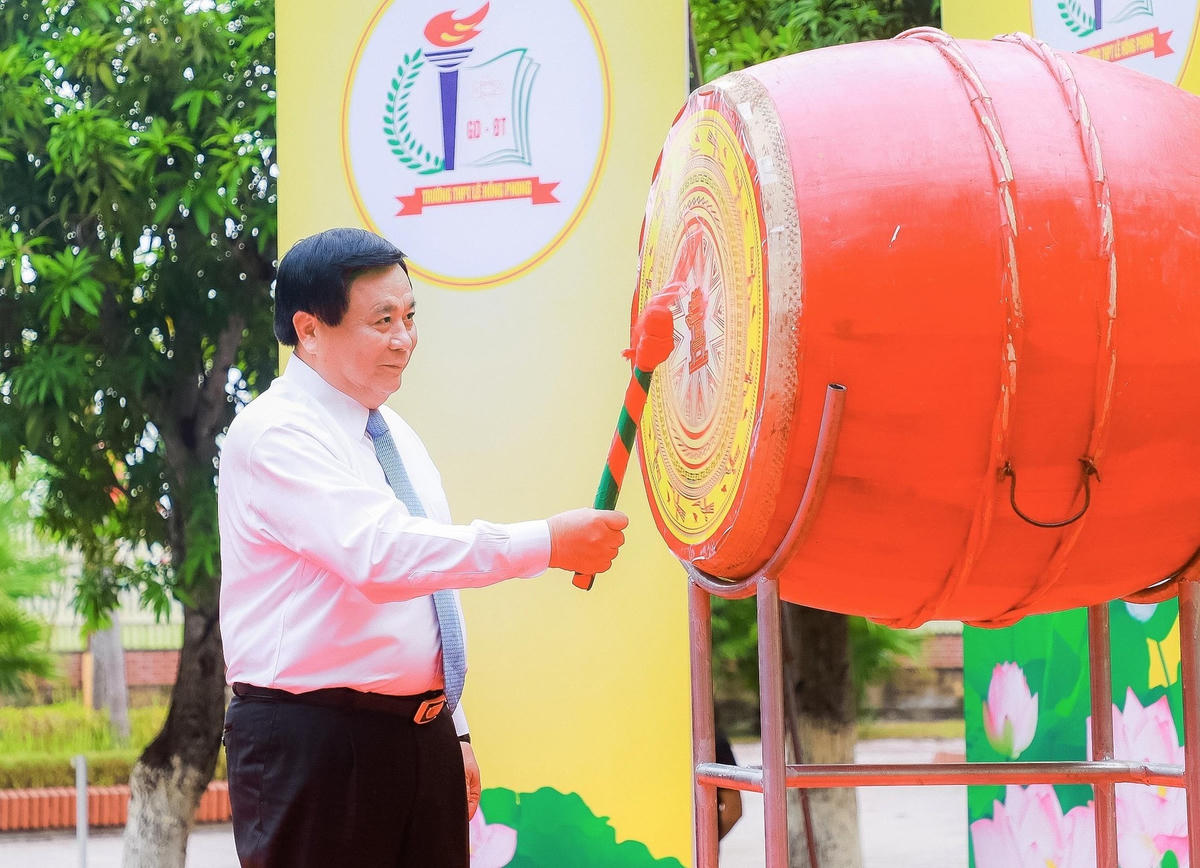 Đánh trống khai giảng năm học mới trên quê hương cố Tổng Bí thư Lê Hồng Phong.