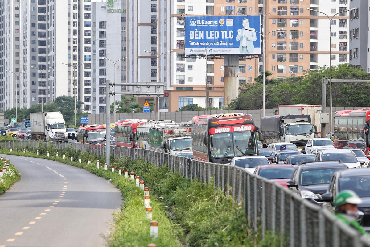 Ngay từ 16h, dòng ô tô xếp hàng dài tại đoạn cuối cao tốc Pháp Vân - Cầu Giẽ để di chuyển vào nội thành Hà Nội.