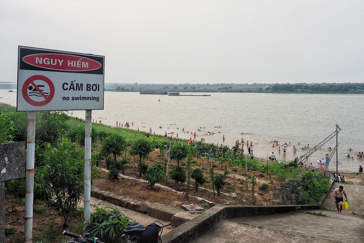 Điều đáng nói, dù chính quyền đã cắm biển báo “cấm bơi”, nhưng dường như nó trở thành vô hình, người dân vẫn vô tư bơi lội.