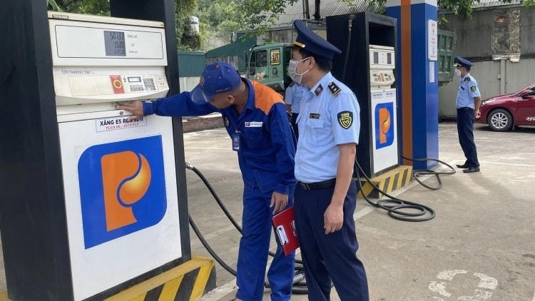 Bộ Công thương chỉ đạo thu hồi giấy phép các đơn vị kinh doanh xăng dầu nếu có vi phạm. Nguồn: TCDN.