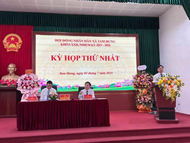 Ông Bùi Đình Thái Chủ tịch UBND xã Tam Hưng phát biểu tại Kỳ họp thứ nhất. Ảnh: T.B.