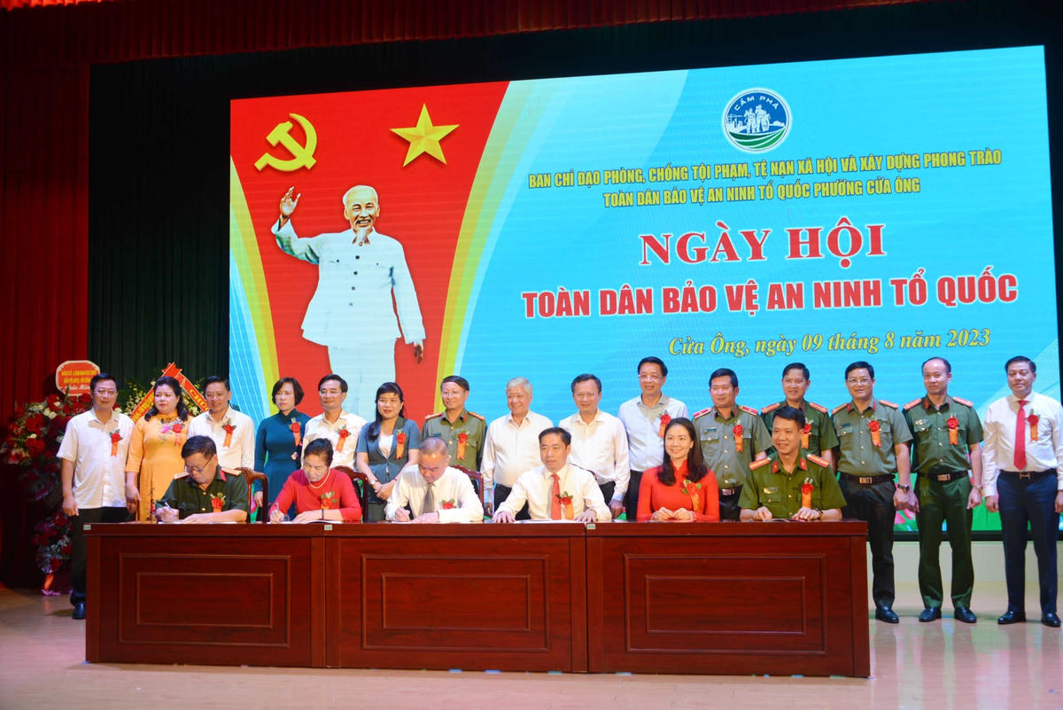 Lãnh đạo Trung ương và lãnh đạo tỉnh Quảng Ninh chứng kiến lễ ký giao ước thi đua toàn dân bảo vệ an ninh Tổ quốc của phường Cửa Ông.