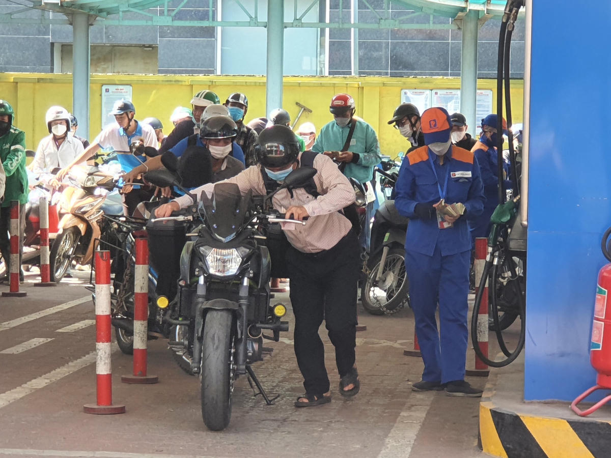 Dù trước đó, cảnh tượng người dân chen nhau chật cứng để đổ xăng diễn ra thường xuyên tại cây xăng này bất kể ngày hay đêm. 