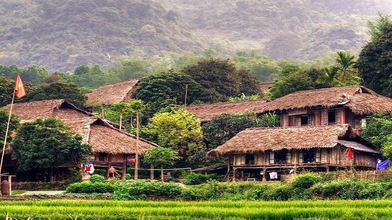 Thung Lũng Mai Châu là địa danh thuộc tỉnh Hòa Bình, chỉ cách Hà Nội 140 km theo hướng Tây Bắc. Mai Châu là một bức tranh tuyệt đẹp, đó là khoảnh khắc sinh động về cuộc sống nơi xứ núi được tạo bởi nhiều yếu tố. Đến thung lũng Mai Châu vào thời điểm nào, du khách cũng cảm nhận được hương vị cuộc sống nơi đây.