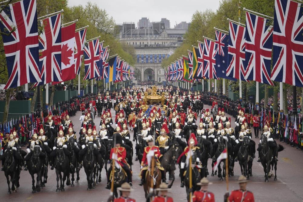 Đám rước trên đường trở về Cung điện Buckingham sau lễ đăng quang của Vua Charles III và Hoàng hậu Camilla. 
