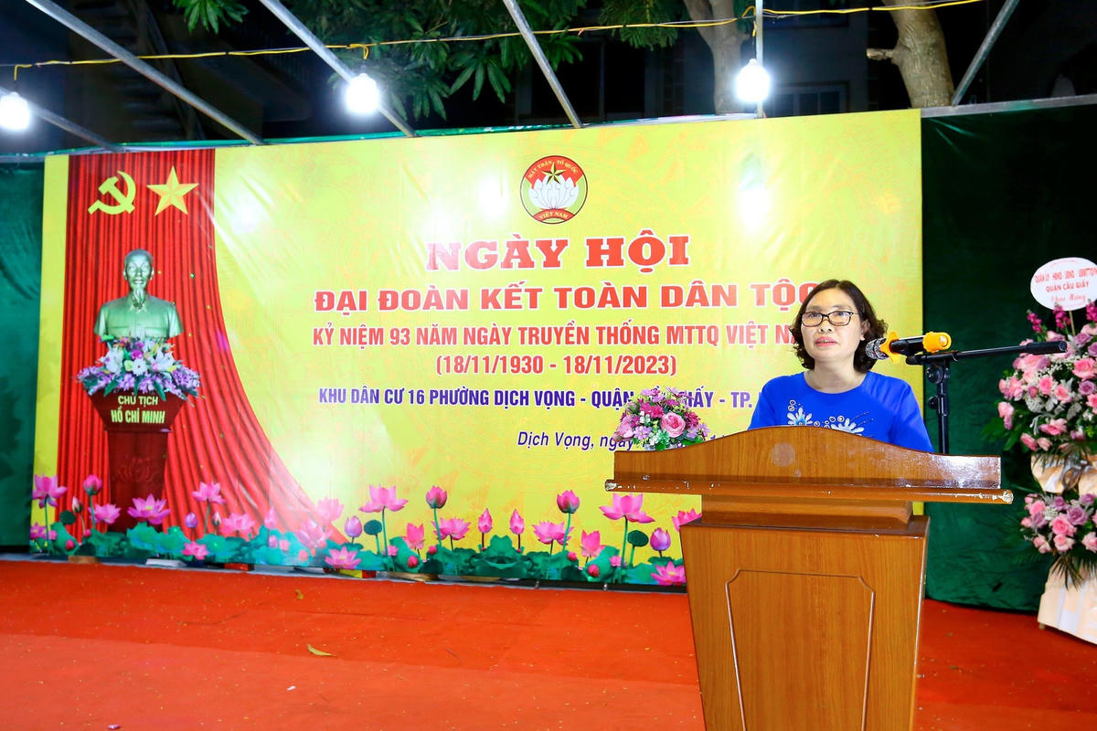 Bà Lê Thị Thuỷ, Trưởng Ban Tuyên giáo Quận ủy Cầu Giấy phát biểu tại Ngày hội.