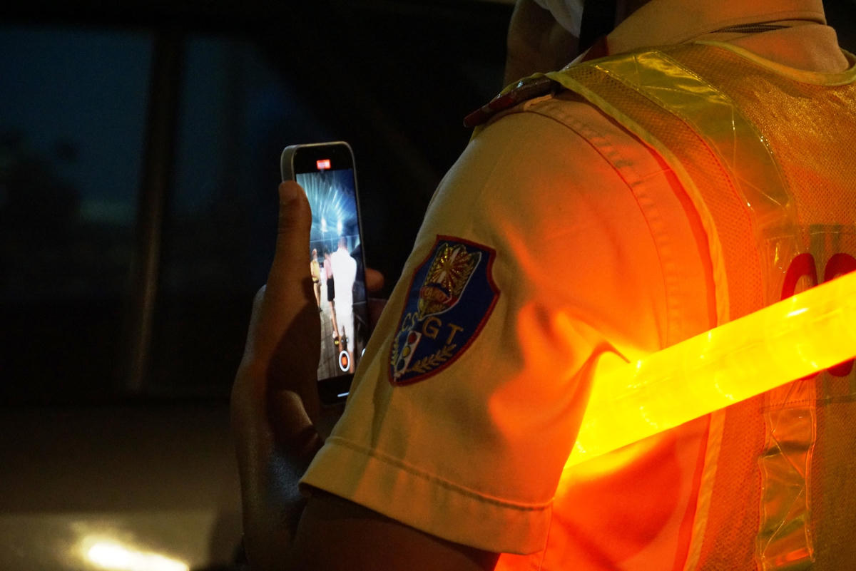 Thực hiện ghi hình để chứng minh việc vi phạm. Ảnh: Mạnh Thìn. 