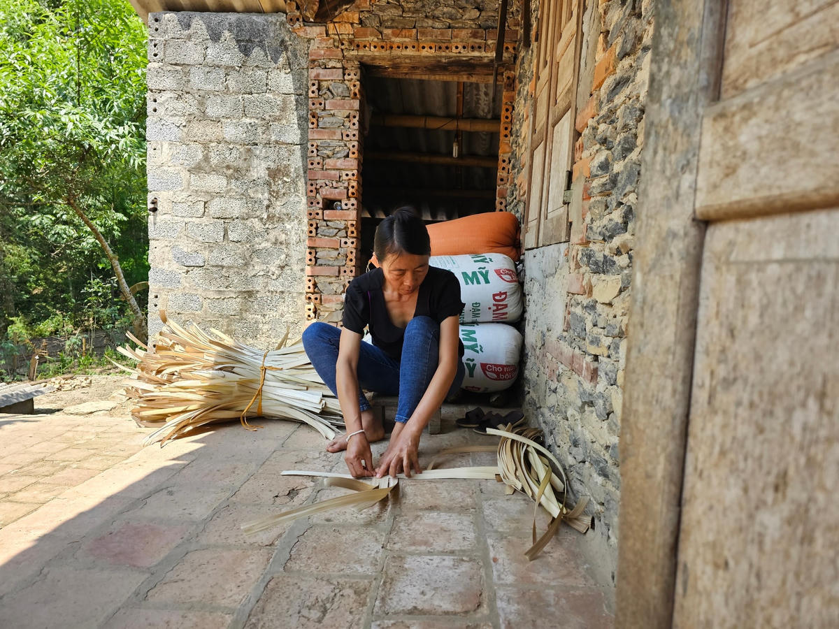 Khi rảnh việc đồng áng, bà Quang chịu khó đan lát để kiếm thêm thu nhập.
