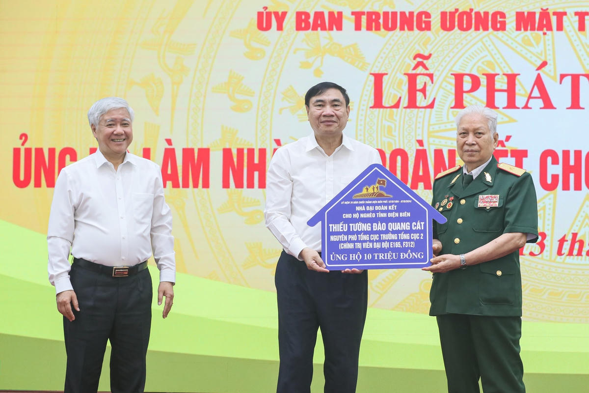Thiếu tướng Đào Quang Cát, nguyên Phó Tổng Cục trưởng, Tổng cục 2, thay mặt các chiến sĩ trực tiếp tham gia chiến dịch Điện Biên Phủ lịch sử tham gia ủng hộ chương trình.