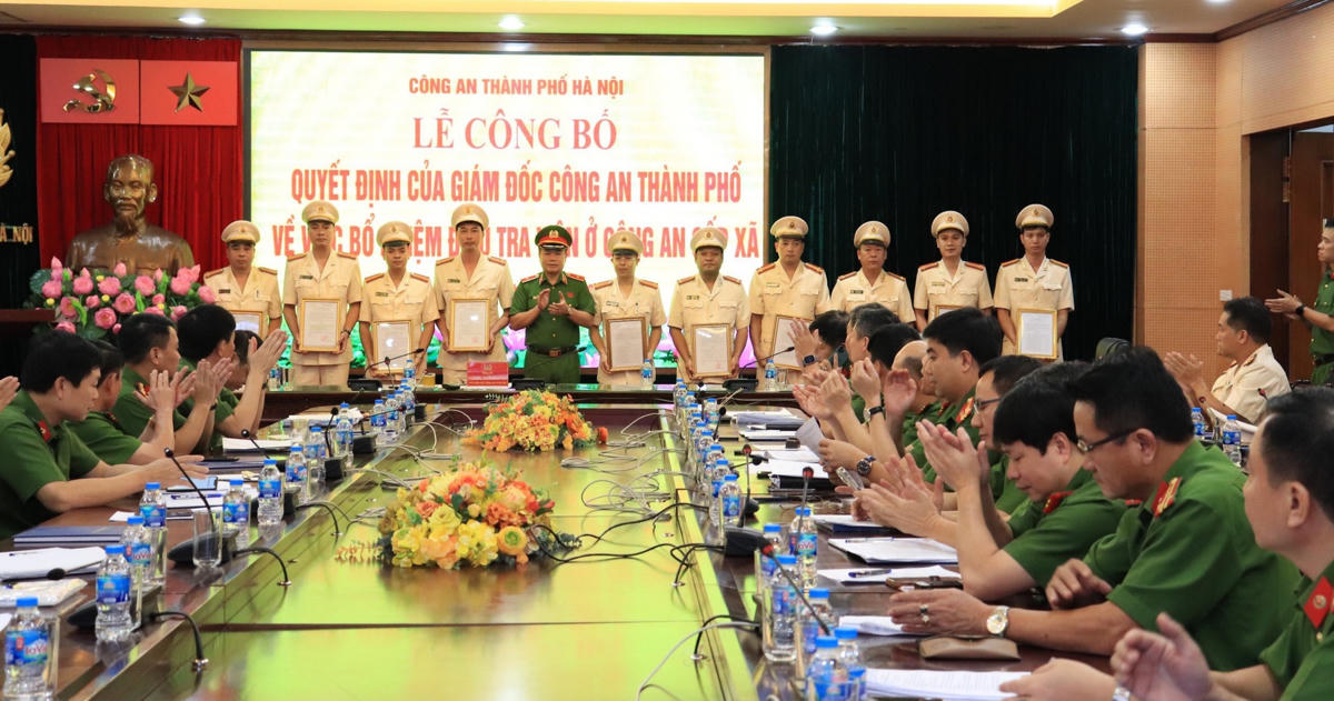 Lãnh đạo Công an TP Hà Nội trao Quyết định bổ nhiệm cho các điều tra viên ở Công an cấp xã.