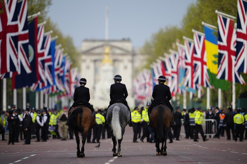 Kỵ binh bên ngoài Tu viện Westminster. Ảnh: AP.