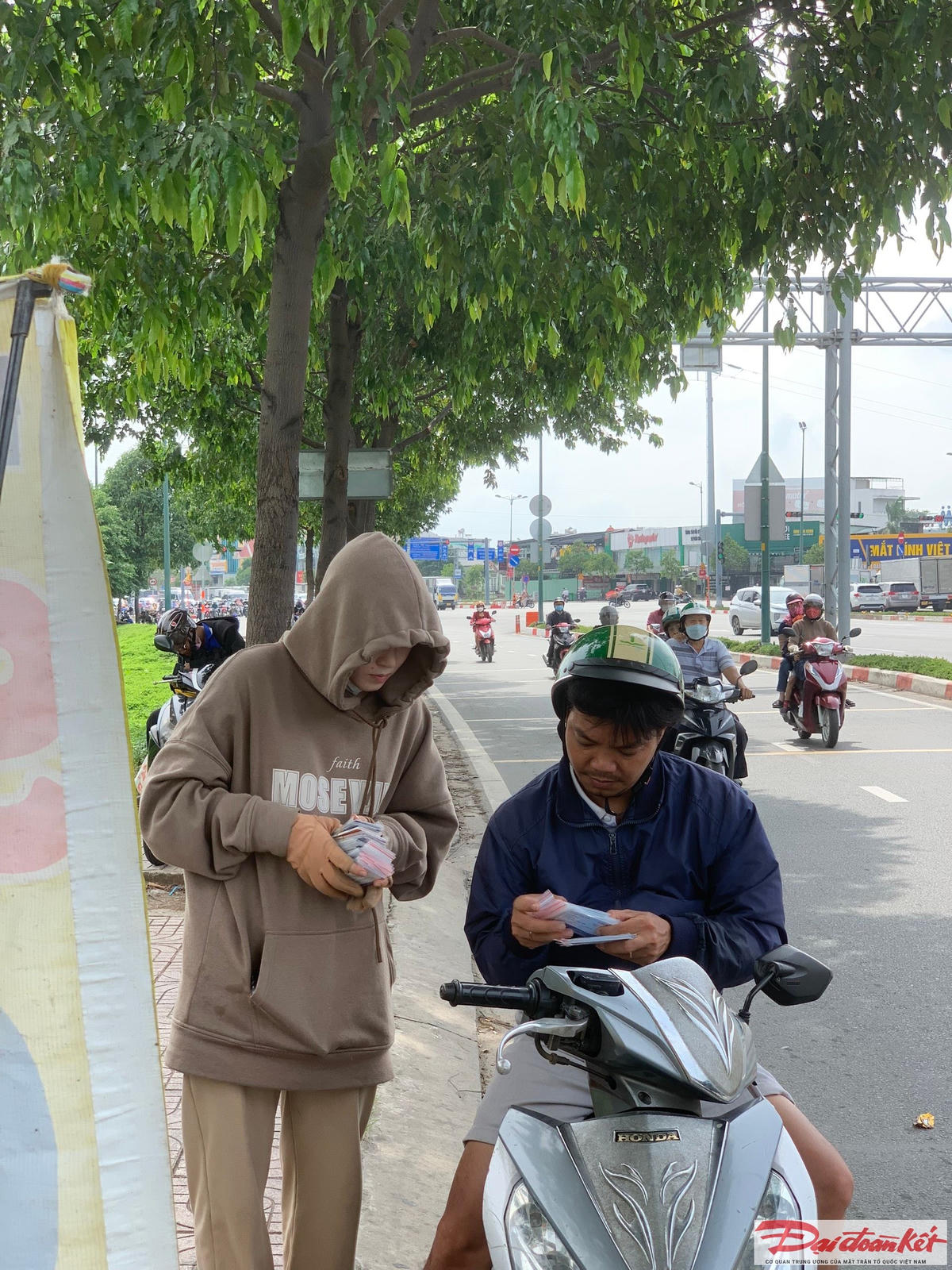 Vũ Thị Cẩm Ly, quê ở Hưng Yên, sinh viên trường Đại học Văn Lang tìm được công việc bán sim điện thoại vào dịp hè để phụ thêm chi phí ăn học ở TP HCM.