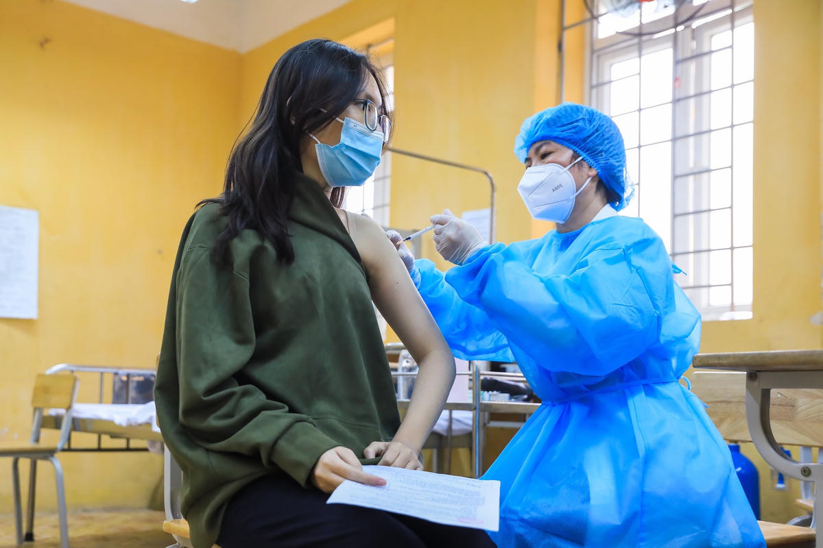 Tiêm vaccine phòng Covid-19 cho người dân.