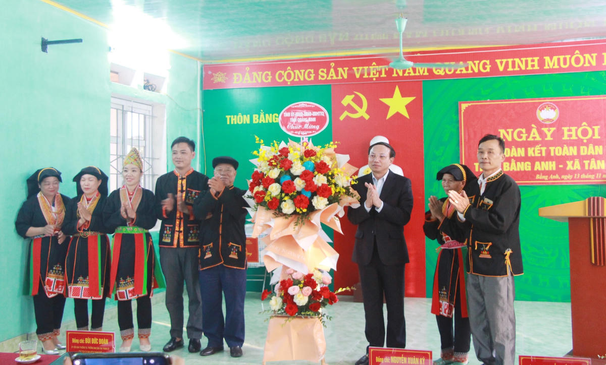 Lãnh đạo tỉnh Quảng Ninh tặng hoa chúc mừng Ngày hội Đại đoàn kết toàn dân tộc.