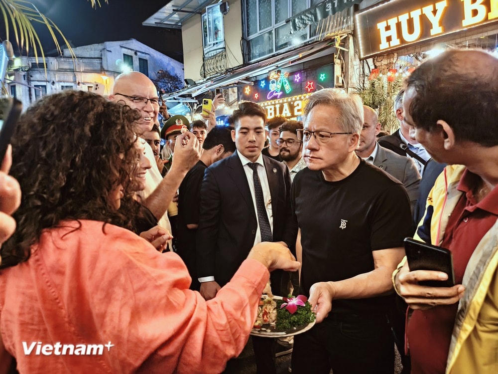 Ông Jensen Huang tỏ ra đầy thân thiện khi mang thức ăn chia cho các du khách cùng thưởng thức. (Ảnh: Minh Sơn/Vietnam+) vnp_CEO NIVIDIA 12.jpg