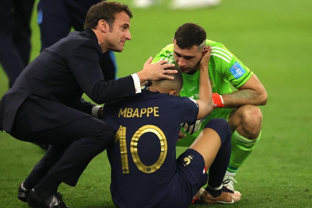 Nhưng Mbappe vẫn khóc vì thất bại sau trận chung kết (Ảnh: Getty).