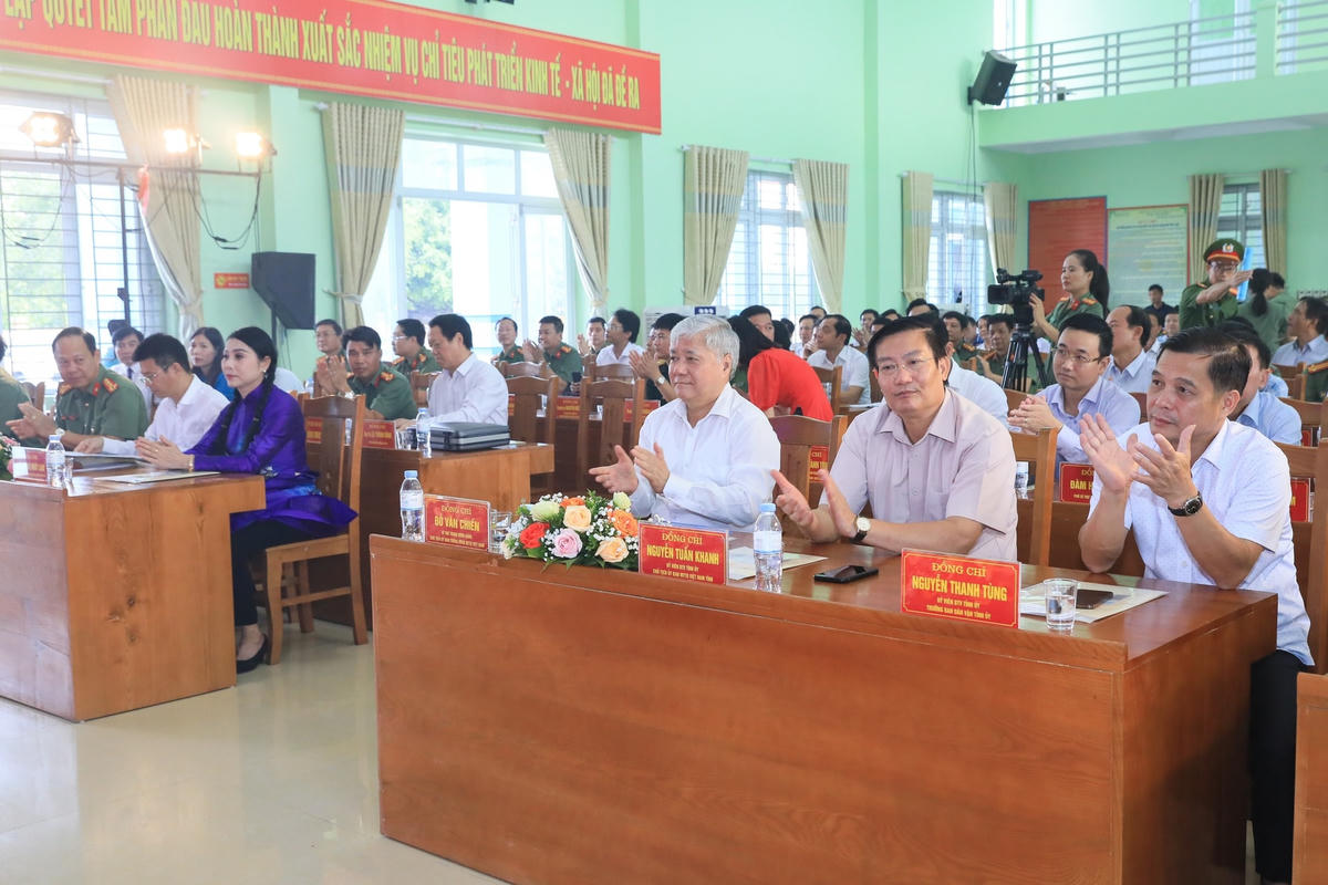 Bí thư Trung ương Đảng, Chủ tịch UBTƯ MTTQ Việt Nam Đỗ Văn Chiến cùng các đại biểu tham dự Ngày hội.