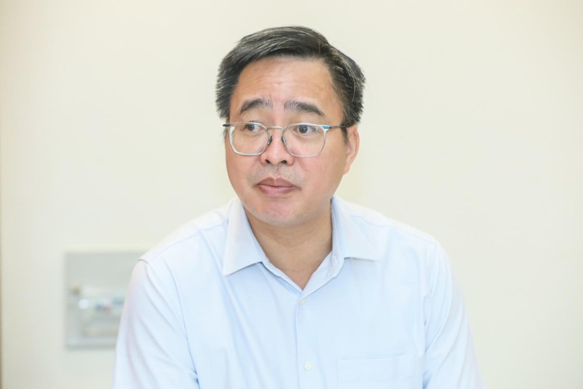 Thành viên Hội đồng Chung khảo phát biểu tại cuộc họp.