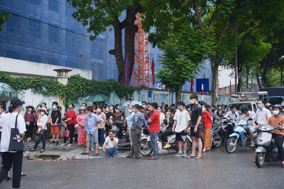 Hàng trăm phụ huynh đội mưa, chờ đợi con thi đánh giá tư duy Trường ĐHBK Hà Nội