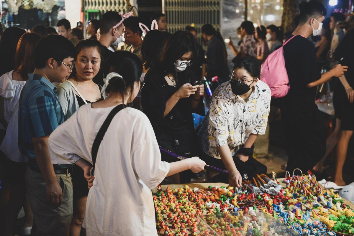 Những gian hàng đồ chơi cũng hấp dẫn nhiều người tới mua.