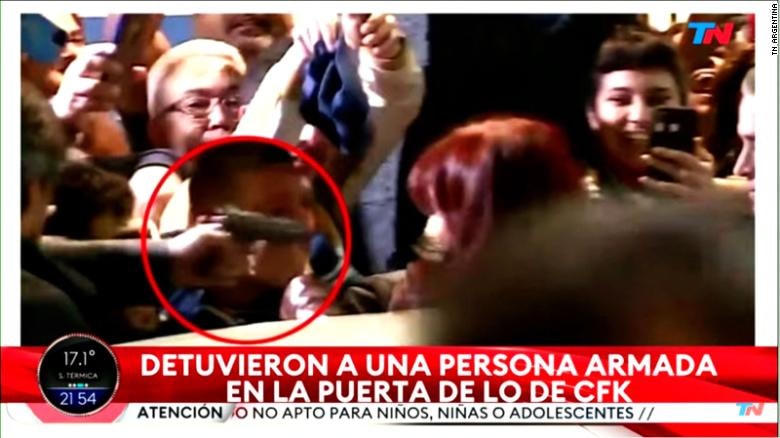 Một khung hình từ video do TN Argentina phát hành nêu bật khoảnh khắc một người đàn ông chĩa vũ khí vào Phó Tổng thống Argentina Cristina Fernandez de Kirchner.