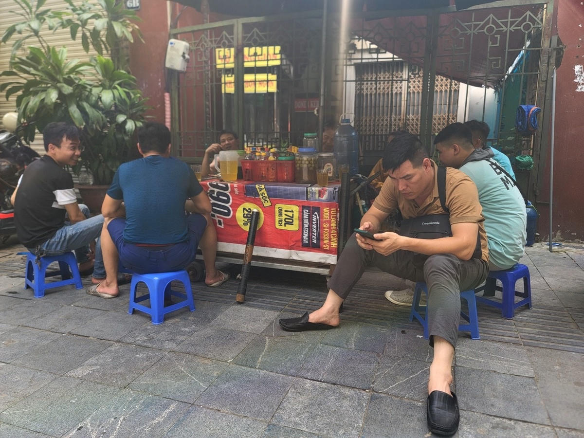 Trà đá vỉa hè cũng là điểm lý tưởng chờ con thi của phụ huynh.