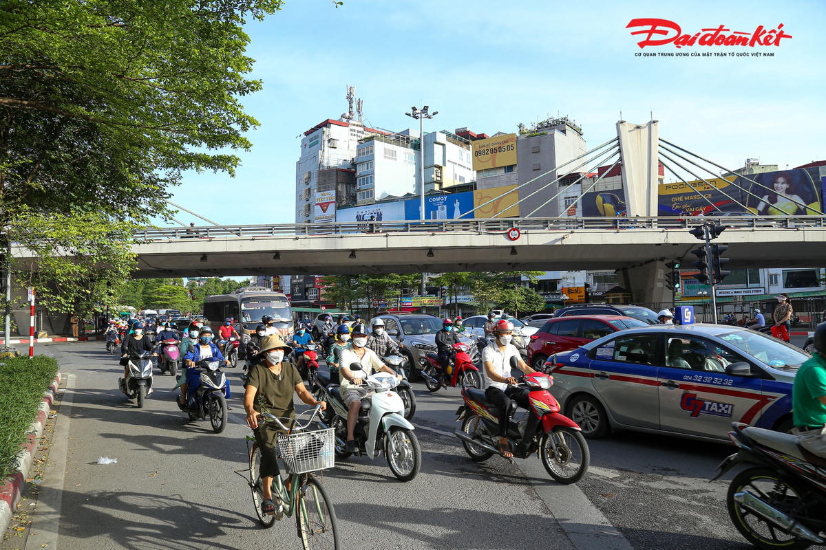“Trước khi tổ chức giao thông, tại nút giao Ngã Tư Sở này thường xảy ra tình trạng ùn ứ kéo dài. Song, sau khi tổ chức giao thông lại, điều chỉnh đèn tín hiệu, đã giảm tình trạng ùn tắc giao thông. Tuy nhiên, hiện vẫn còn một số hạng mục chưa hoàn thiện như vạch kẻ đường, nút đảo giao thông" - Thượng úy Đỗ Danh Tuấn cho hay.