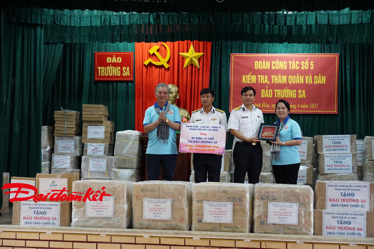 Những món quà được lãnh đạo TP Hồ Chí Minh trao tặng cho cán bộ, chiến sĩ nhân dân đảo Trường Sa. Ảnh: Mạnh Thìn.