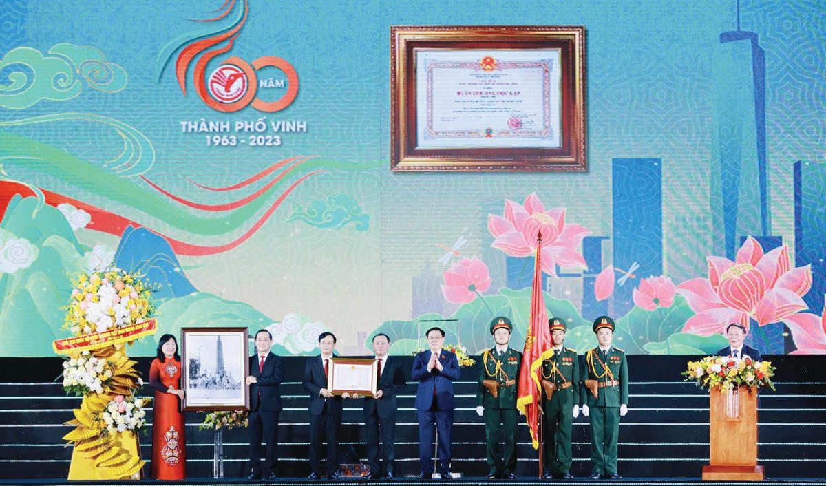 Ông Vương Đình Huệ, Ủy viên Bộ Chính trị, Chủ tịch Quốc hội trao Huân chương Độc lập hạng Nhì cho TP Vinh.