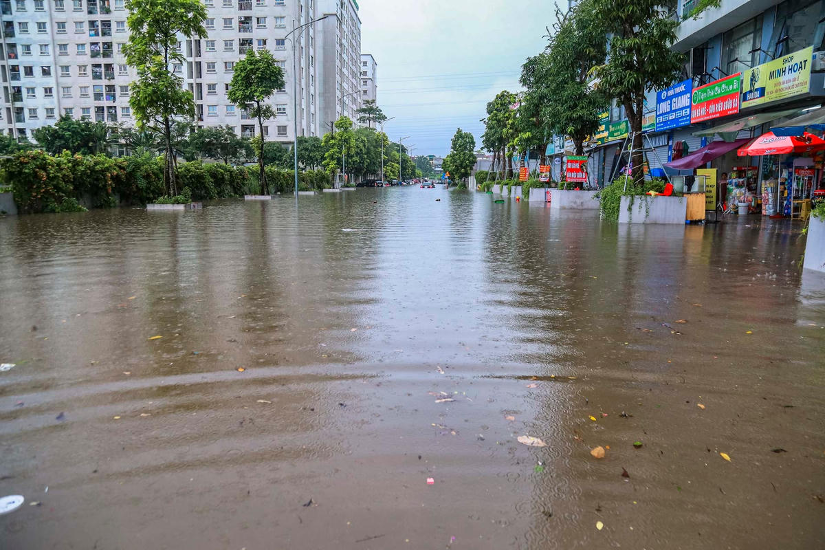Dù hệ thống thoát nước của thành phố Hà Nội tại khu vực nội đô (đã được cải tạo) có thể đáp ứng tiêu thoát nước với lượng mưa trong khoảng 50- 70mm/2 giờ. Tuy nhiên, mưa lớn đã gây quá tải hệ thống thoát nước của thành phố. 