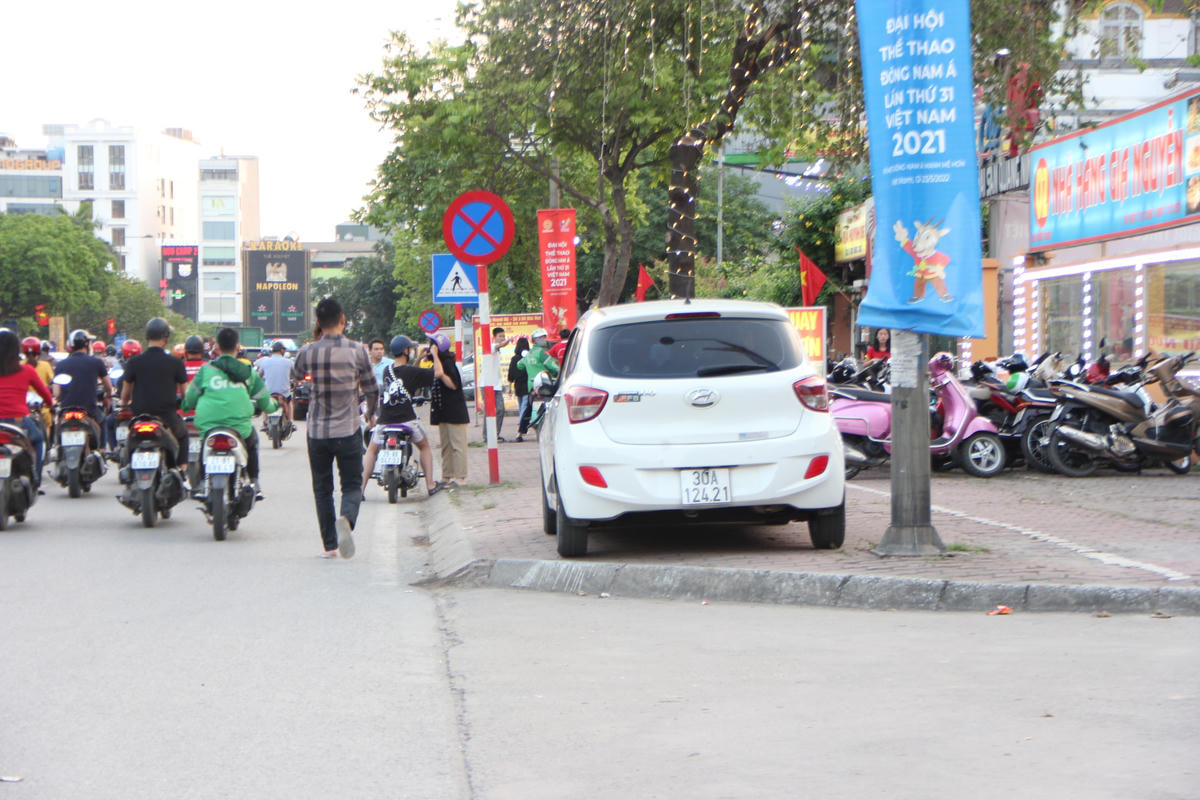 Hà Nội: ‘Bát nháo’ tình trạng lấn chiếm lòng đường, vỉa hè trên phố Đỗ Đức Dục