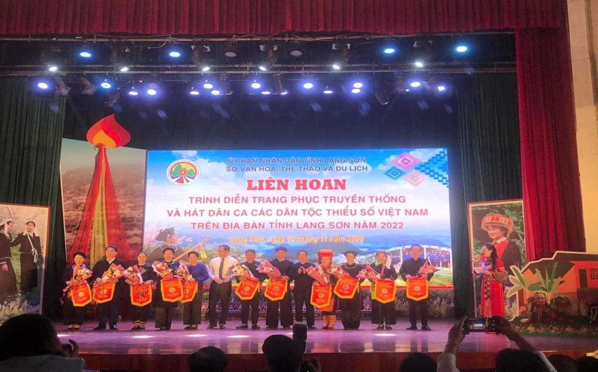 Liên hoan trình diễn trang phục truyền thống và hát dân ca các dân tộc thiểu số Việt Nam trên địa bàn tỉnh Lạng Sơn năm 2022.