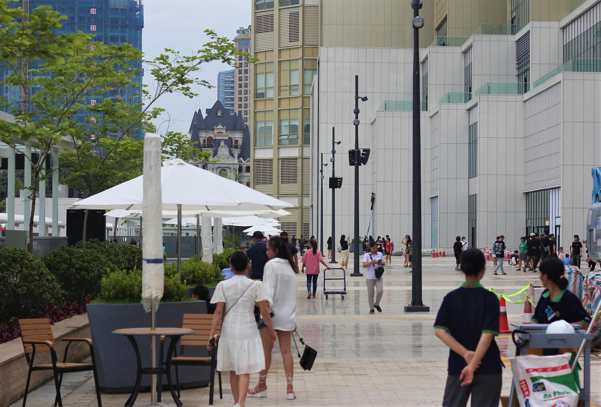 Trung tâm thương mại, phân khu chính của Lotte Mall West Lake Hanoi có kết cấu 7 tầng, gồm 5 tầng nổi và 2 tầng hầm.