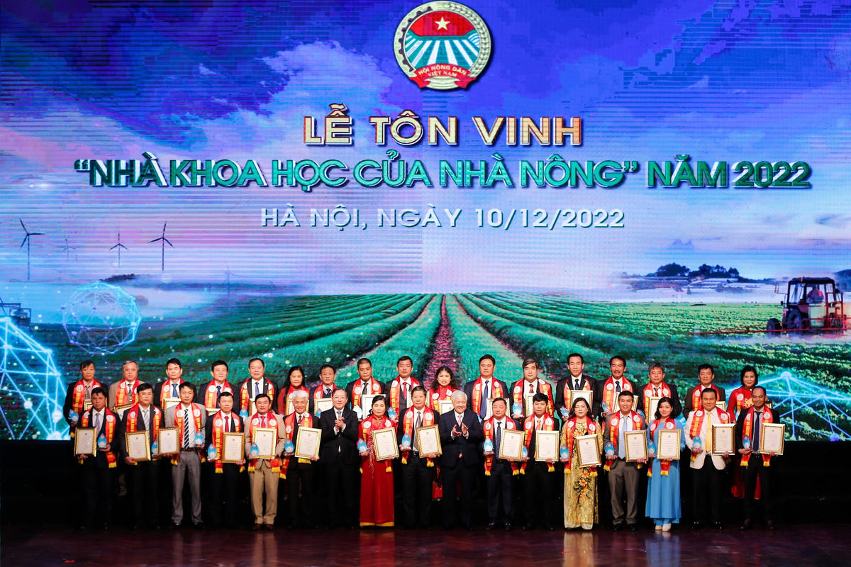 Bí thư Trung ương Đảng, Chủ tịch UBTƯ MTTQ Việt Nam Đỗ Văn Chiến chụp ảnh lưu niệm với các nhà khoa học được vinh danh.