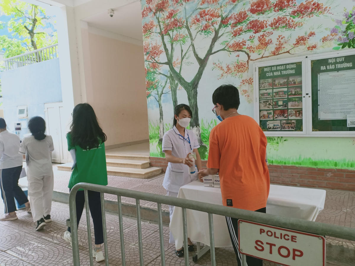 Phun khử khuẩn khi vào trường thi THCS Ba Đình.