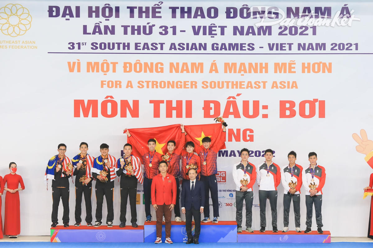 Các vận động viên nhận huy chương.