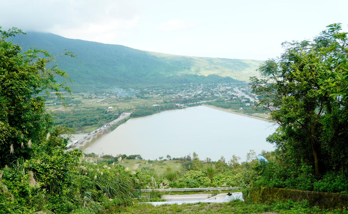 Đứng trên đỉnh “cổng trời” phóng tầm mắt ra xa là toàn bộ vùng đất xã Kỳ Nam (thị xã Kỳ Anh) đang trên đà phát triển.